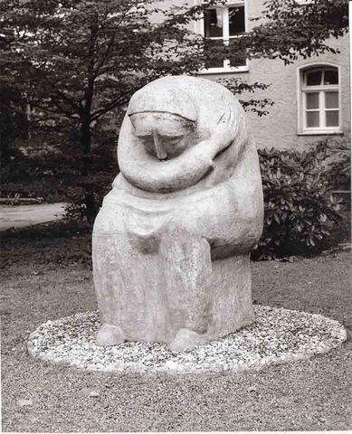 Leidender Mensch (Großplastik) Leidender Mensch (Großplastik)